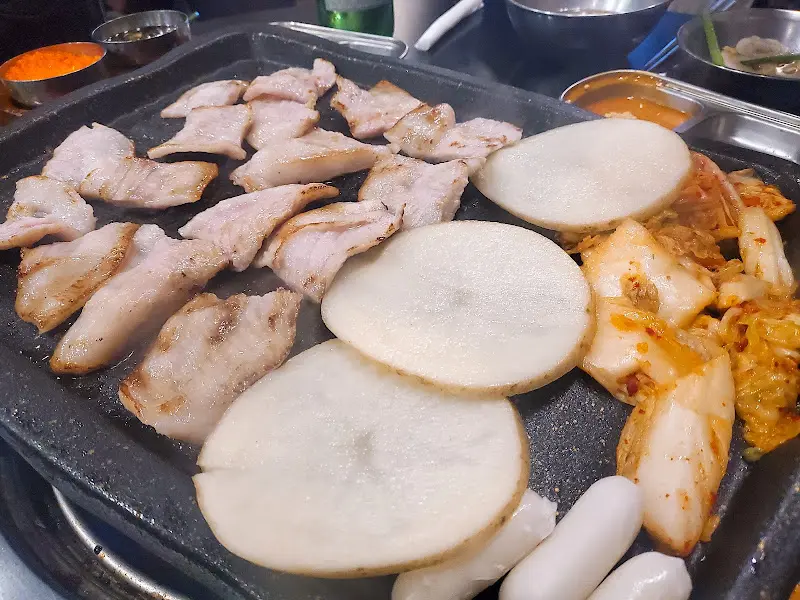 맛있게 구워진 천겹살과 김치의 조화