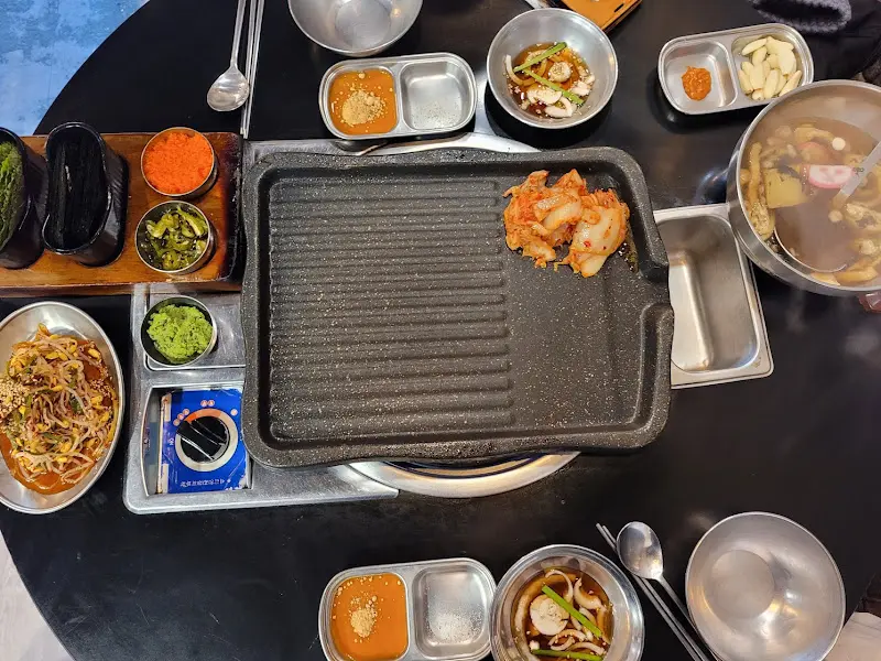 고기를 기다리는 설렘 가득한 테이블 세팅