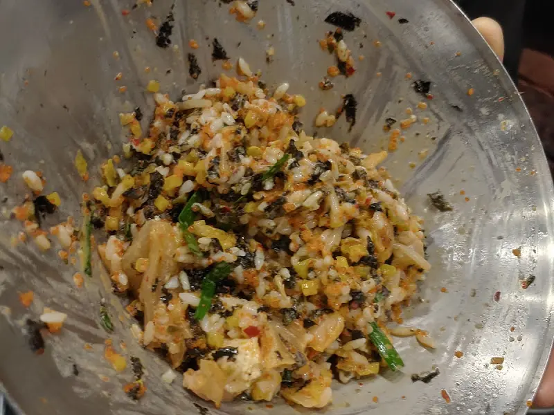 볶음밥 재료가 담긴 냄비