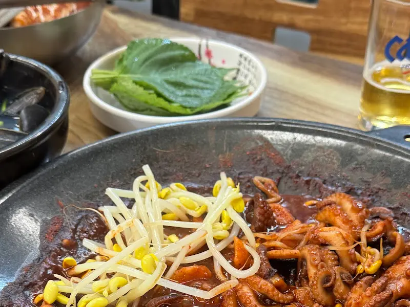 불판 위에서 익어가는 쭈꾸미볶음