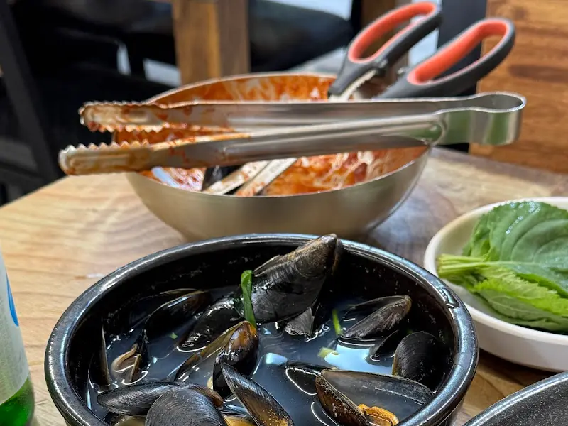 밑반찬으로 제공되는 홍합탕과 쌈채소