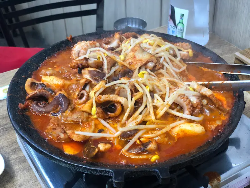 불판 가득 볶아진 쭈꾸미