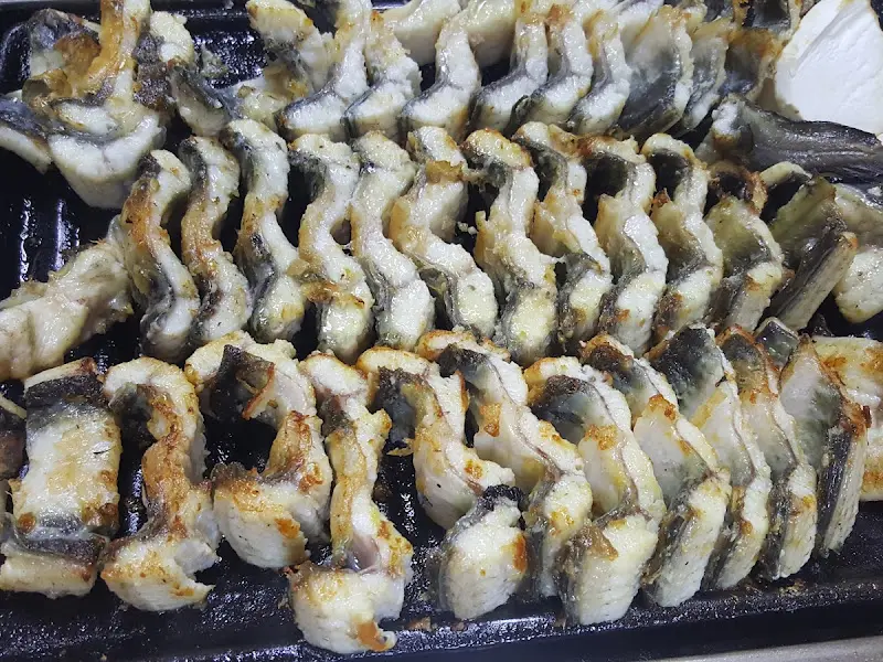 구워진 장어 단면