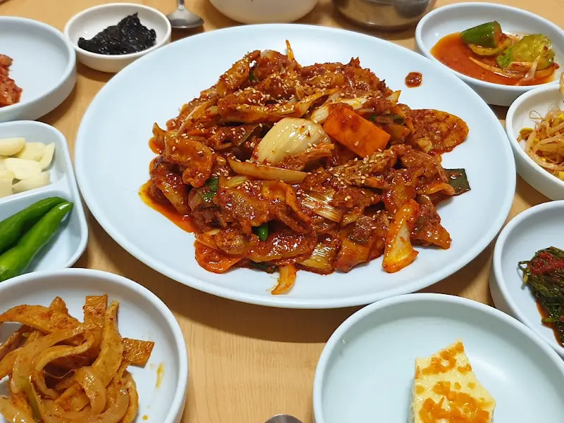 돼지두루치기 한 상 차림