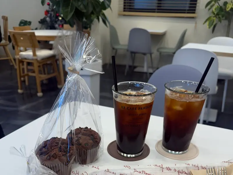 아이스 아메리카노와 초코 머핀