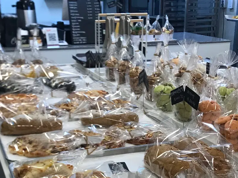 다양한 빵들이 진열된 모습