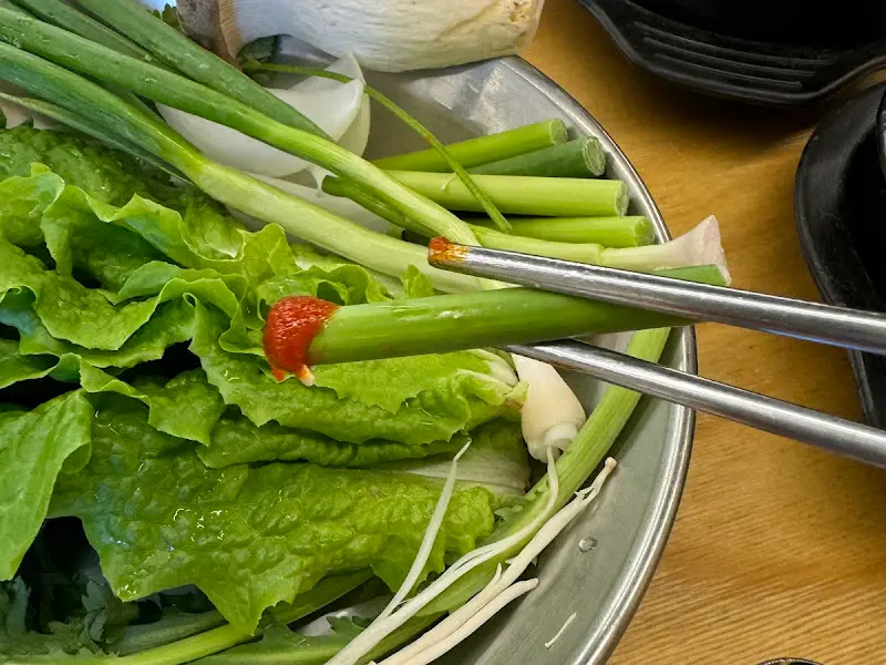 쌈 채소에 싸 먹는 냉삼