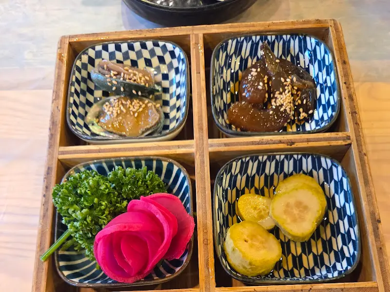 정갈하게 담겨 나온 곁들임 찬들