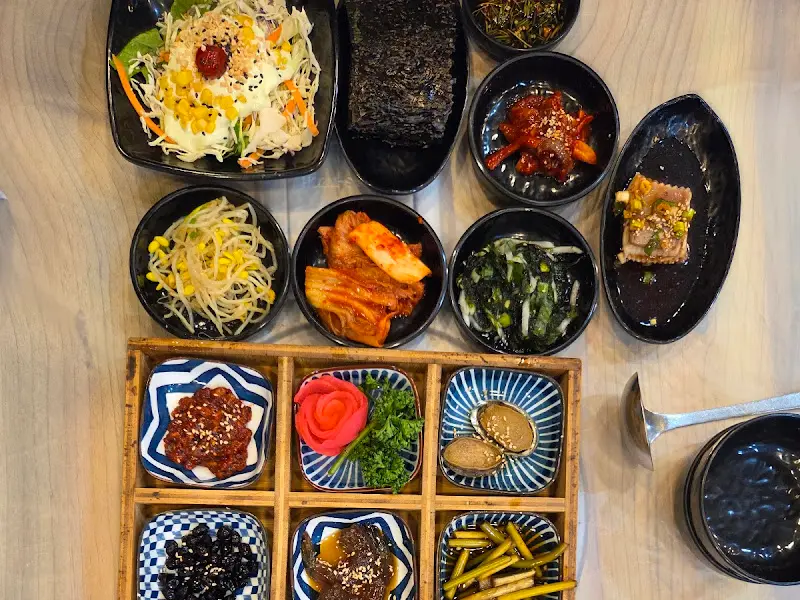 다양한 종류의 반찬들이 정갈하게 놓여 있는 모습