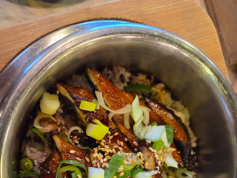 윤기가 흐르는 솥밥의 모습