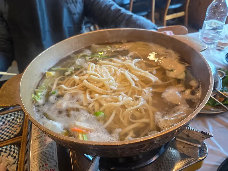 칼국수가 담긴 냄비 사진