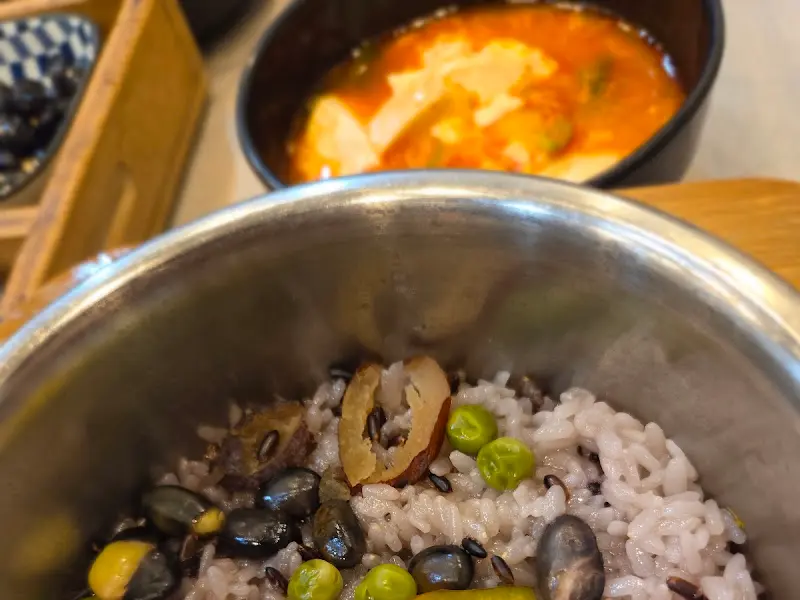 솥밥과 함께 제공되는 된장찌개