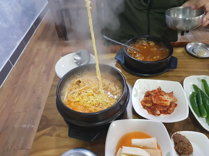 라면과 반찬 한 상