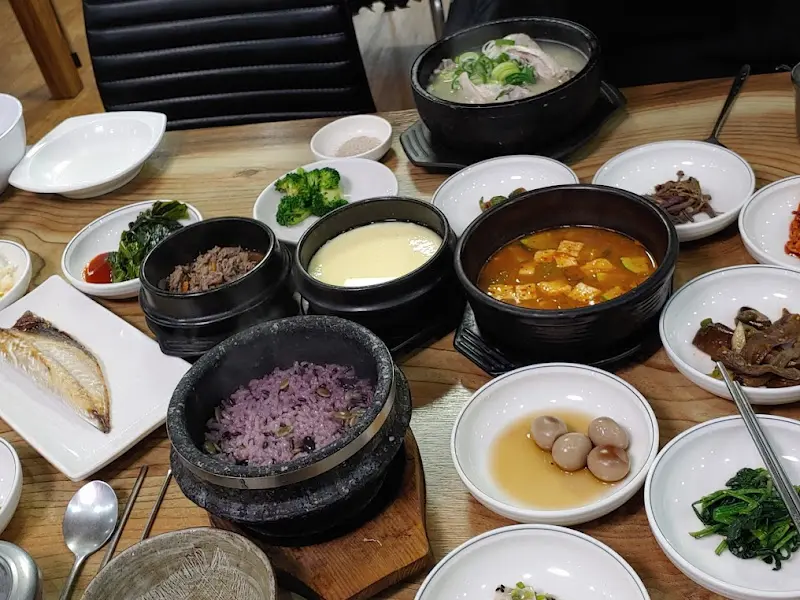 돌솥밥과 반찬들