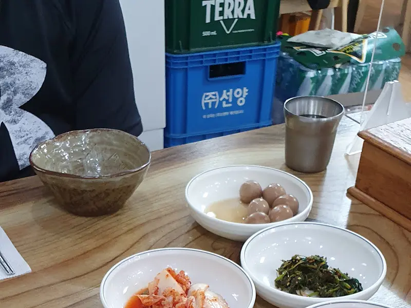 테이블 위에 놓인 반찬들