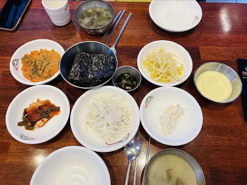 다양한 밑반찬이 정갈하게 차려져 있다.