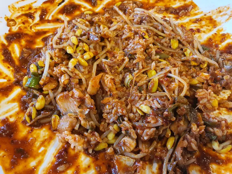 밥과 함께 비벼 먹음직스러운 코다리 양념.