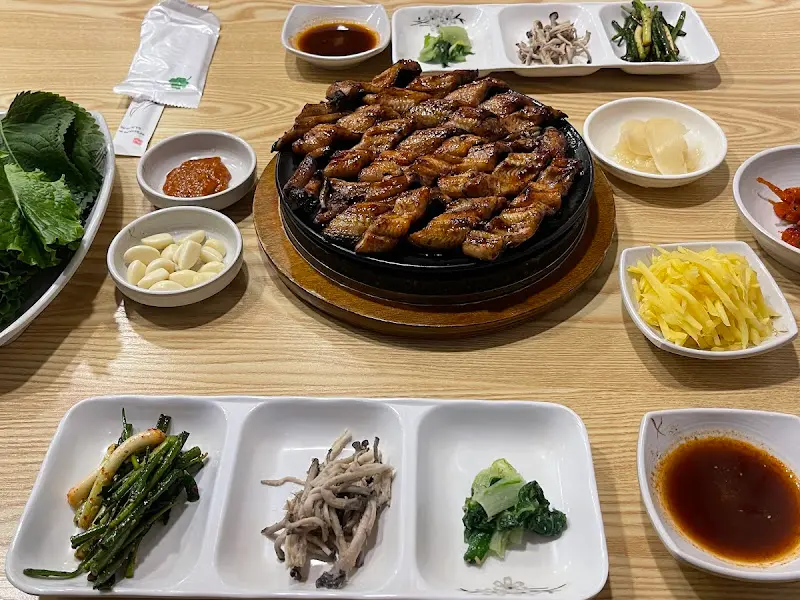 한 상 가득 차려진 모습