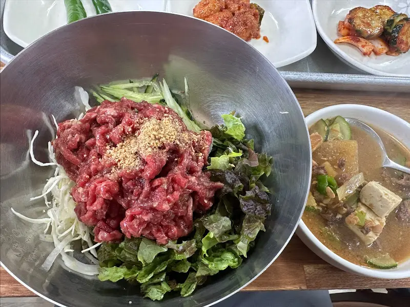 푸짐한 육회비빔밥
