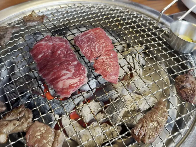 숯불 위에서 익어가는 한우