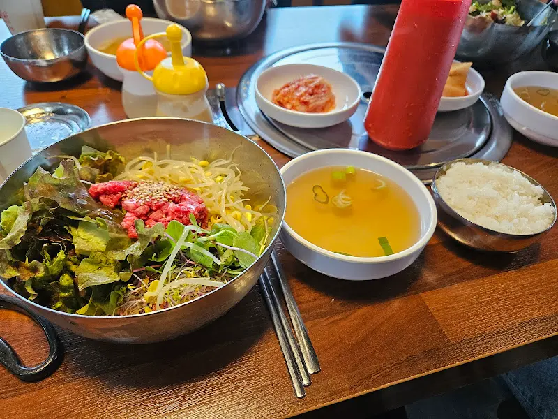 푸짐한 육회비빔밥