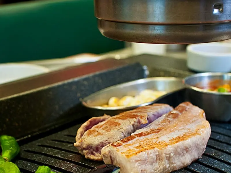 숯불 위에서 익어가는 고기