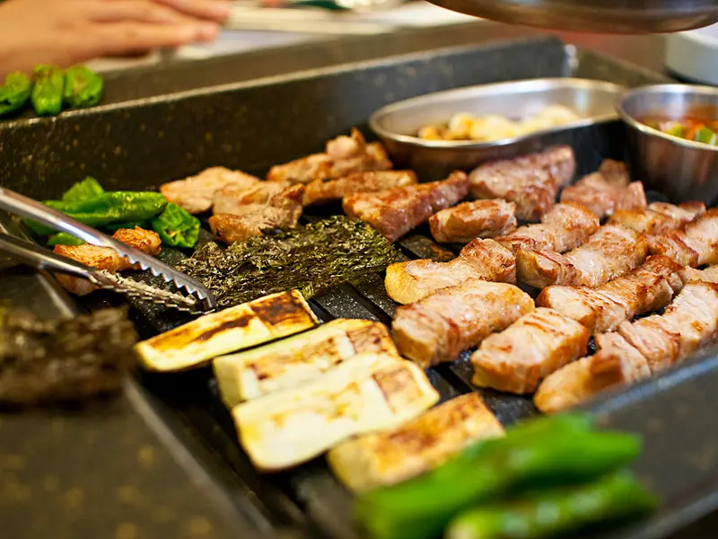 숯불 위에서 익어가는 다양한 재료들