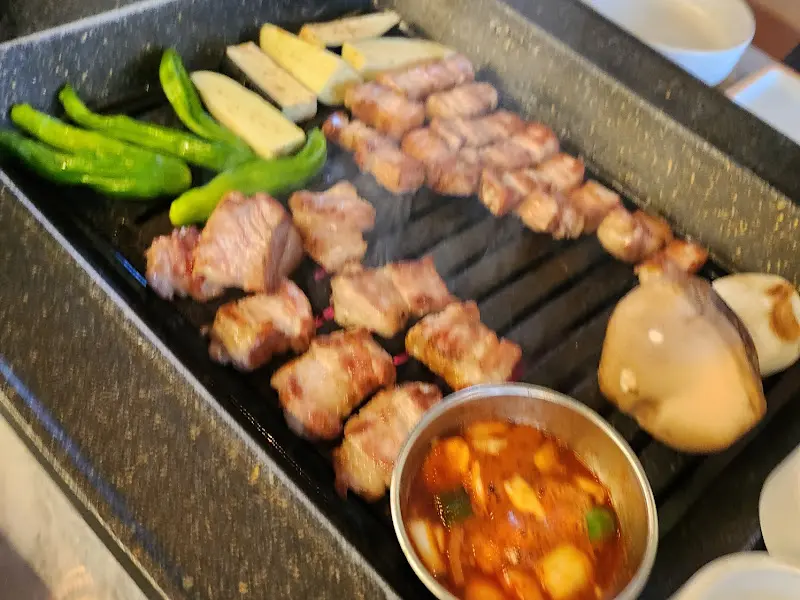 맛있게 구워진 고기와 멜젓 소스