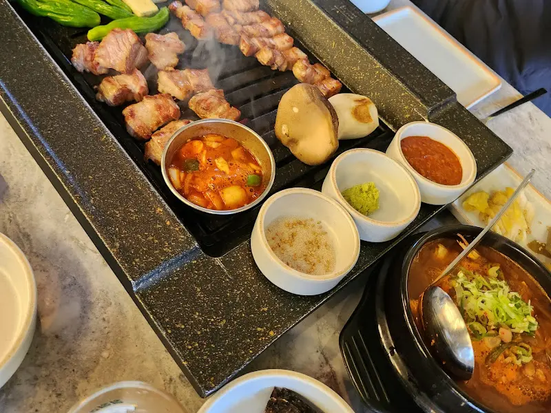 다양한 소스와 곁들임 메뉴