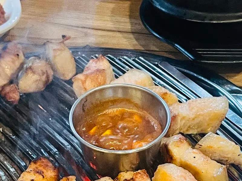 불판 위에서 익어가는 흑돼지 오겹살