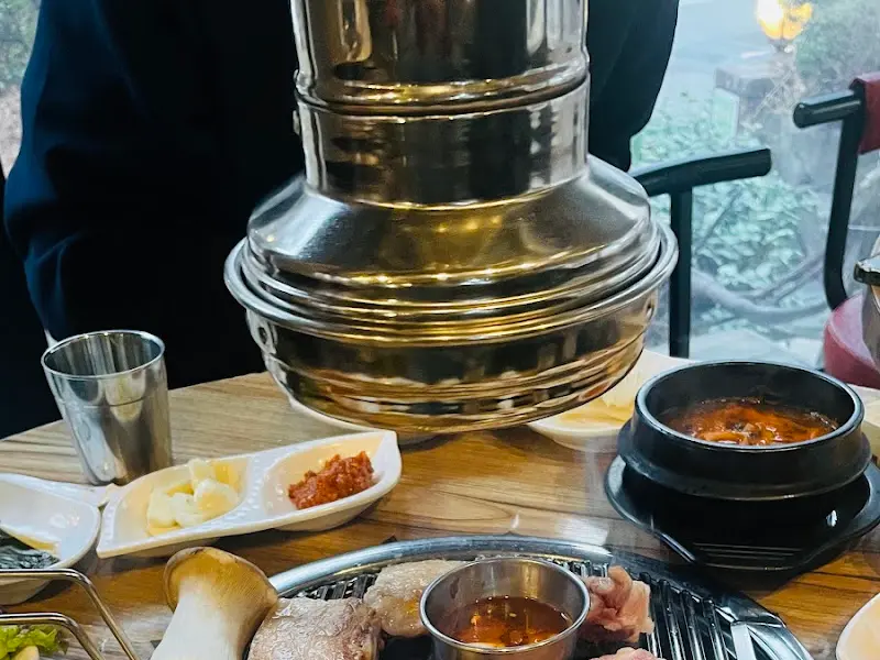 테이블 위의 숯불 화로