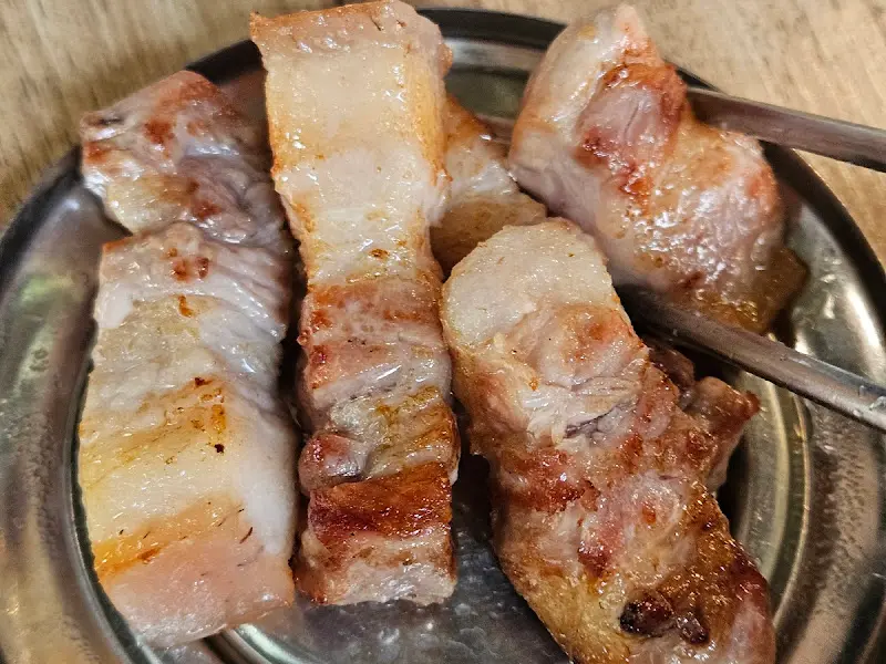 잘 익은 흑돼지 오겹살