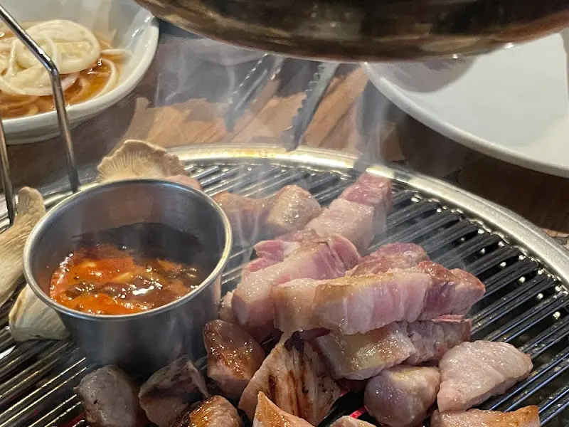 멜젓에 찍어 먹는 흑돼지