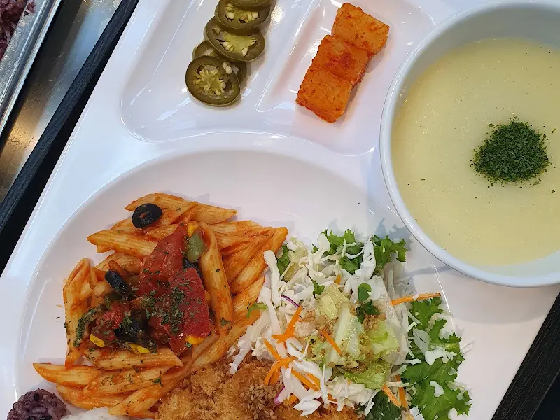 정갈하게 담긴 음식들