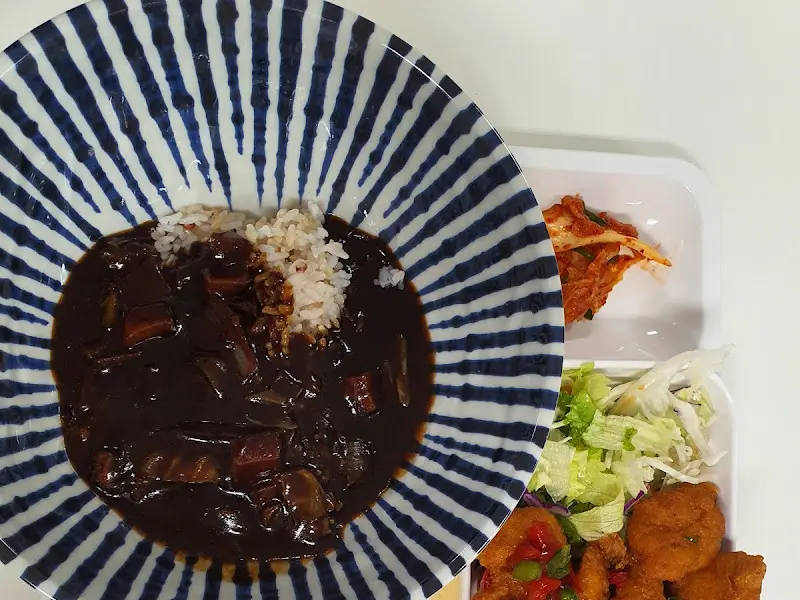 깊은 풍미의 카레와 반찬들