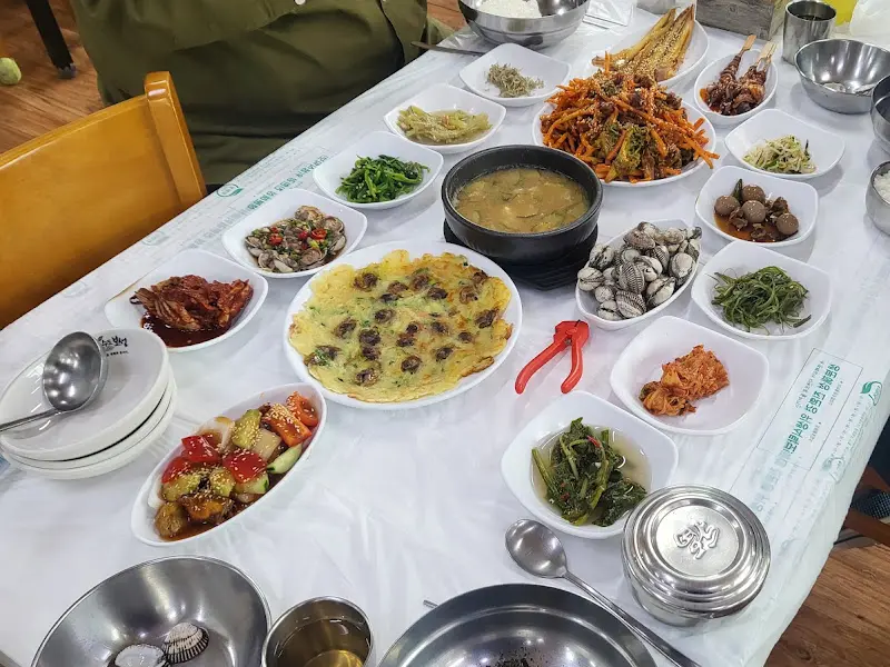 한 상 가득 차려진 꼬막정식