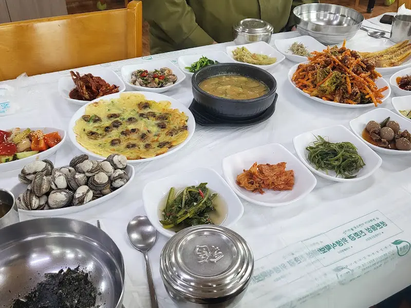 테이블 가득한 꼬막 요리