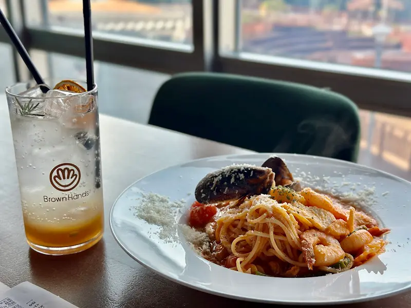 해산물 토마토 파스타와 음료