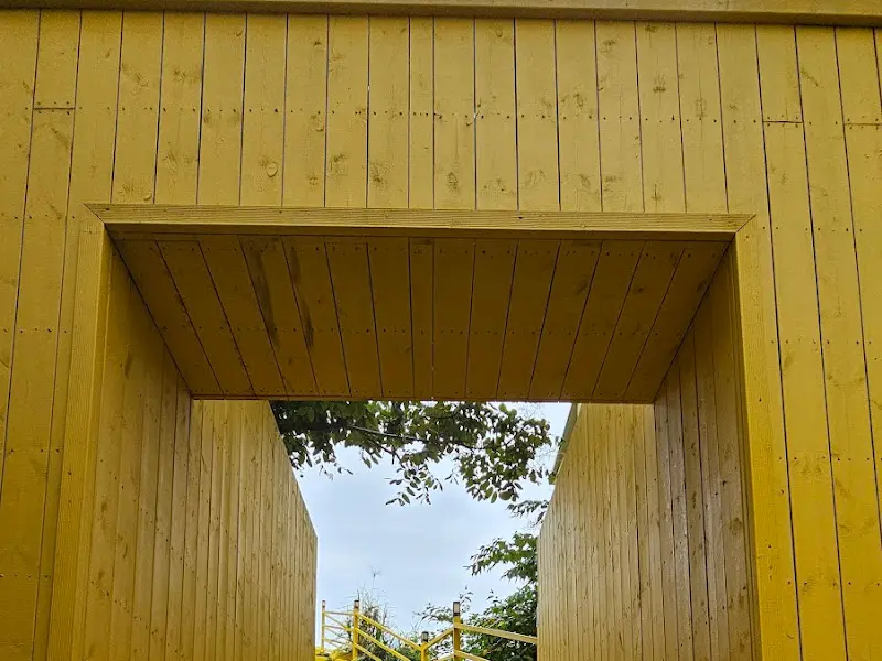 노란색으로 포인트를 준 바람핫도그 팩토리 내부