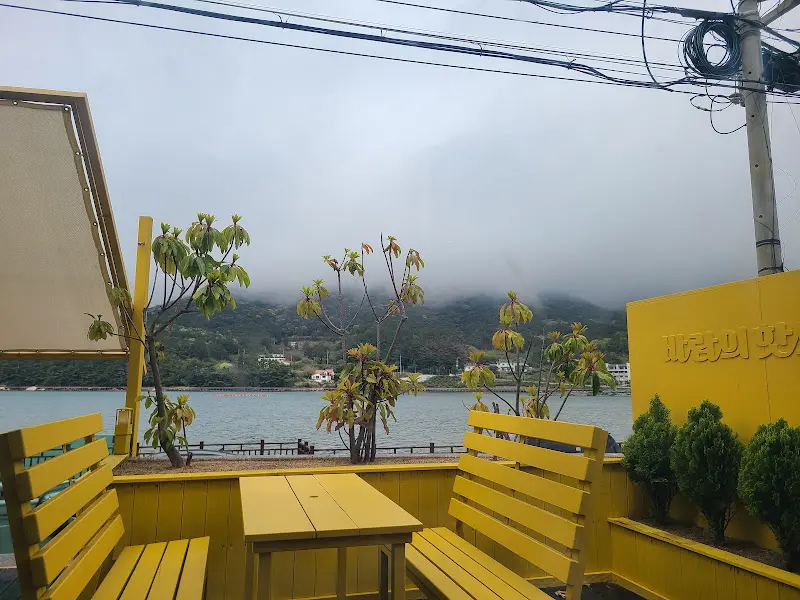 바다를 배경으로 사진을 찍을 수 있는 야외 테이블