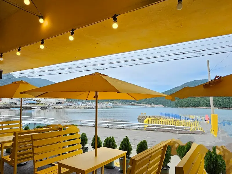 바다를 바라보며 핫도그를 즐길 수 있는 야외 테이블