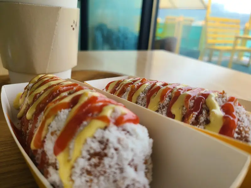 코코넛 가루가 듬뿍 뿌려진 핫도그