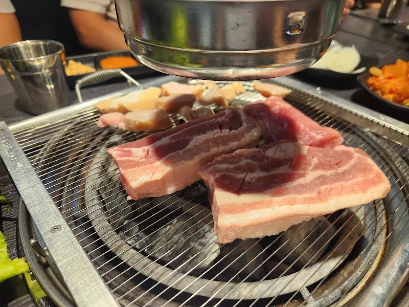 숯불 위에서 익어가는 삼겹살