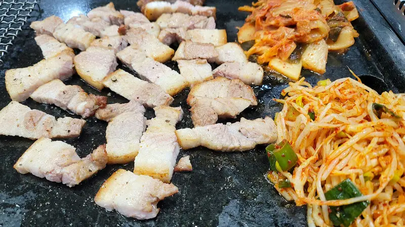 잘 구워진 삼겹살과 김치, 콩나물