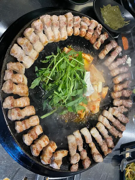 불판 가득 구워진 삼겹살