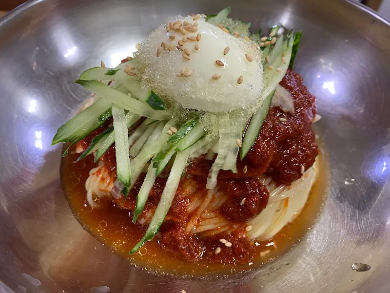 살얼음이 동동 뜬 밀면