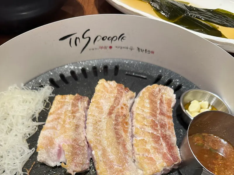 불판 위에 올려진 고기