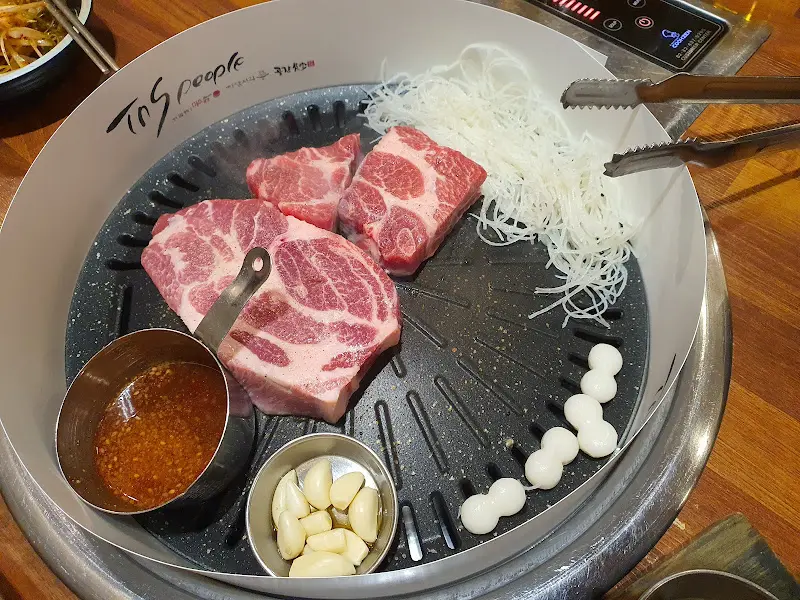 불판 위에 올려진 목살