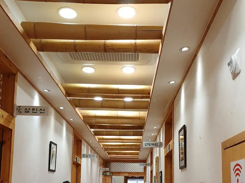 대나무 장식이 인상적인 식당 내부