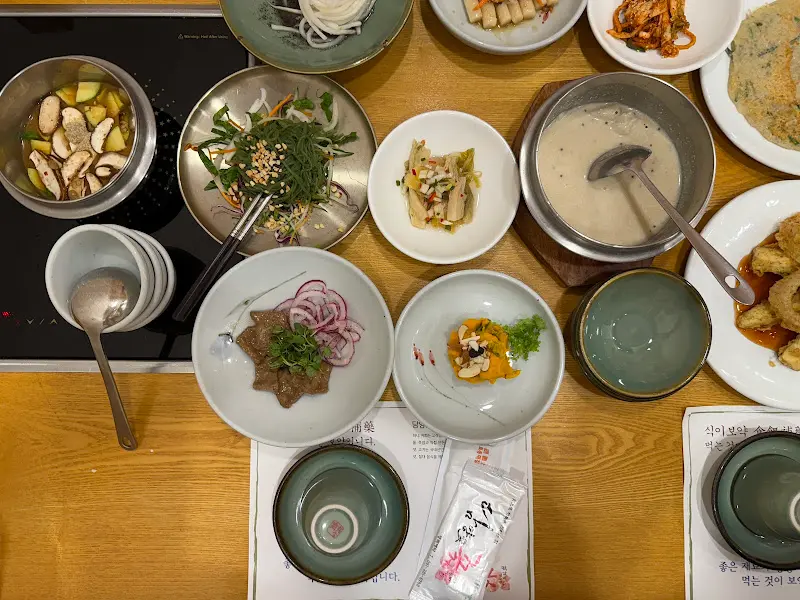 다양한 밑반찬들이 놓인 테이블 전경